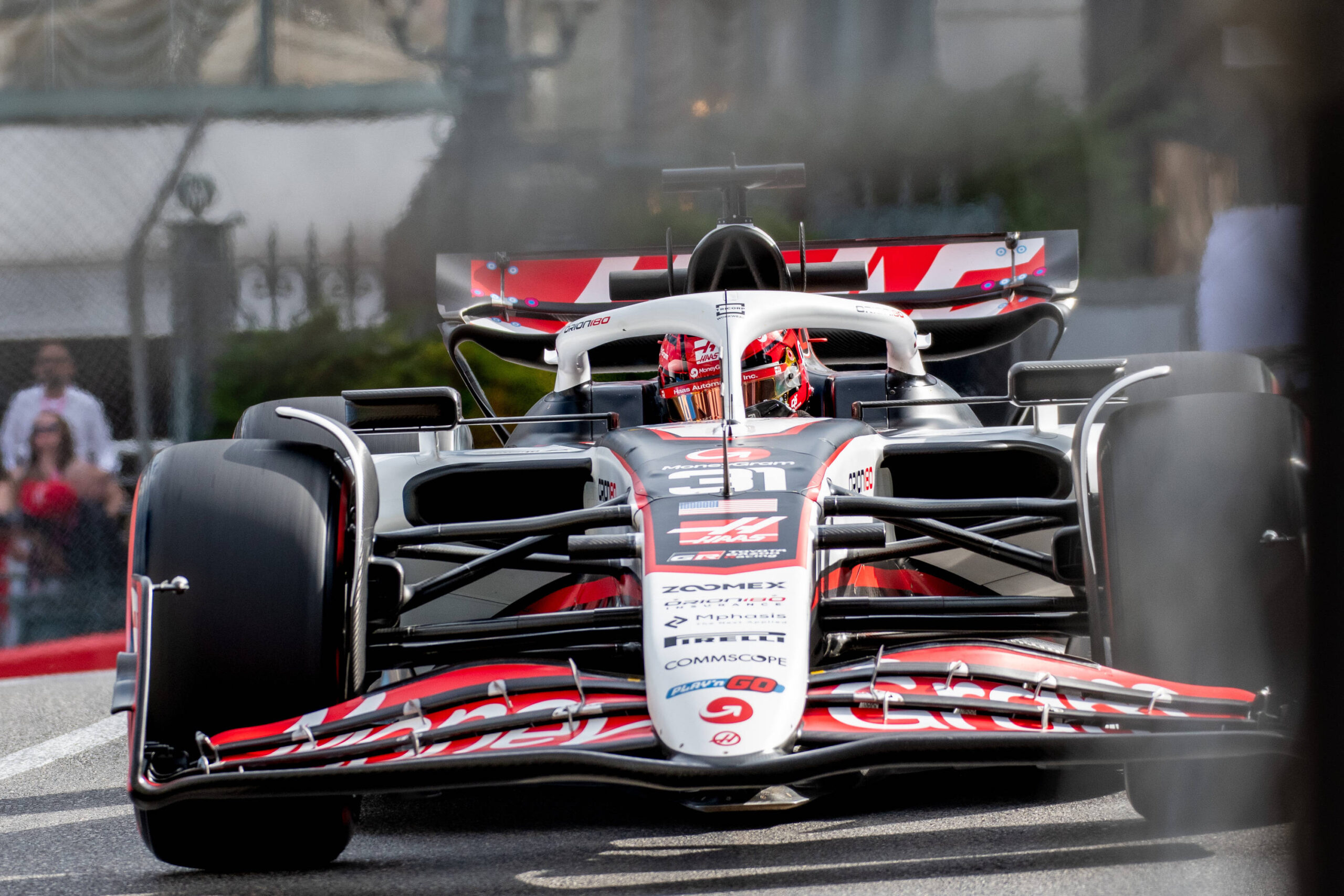 Kako su Formula 1 bolidi postali brži, ali tiši: Evolucija od V10 do hibrida